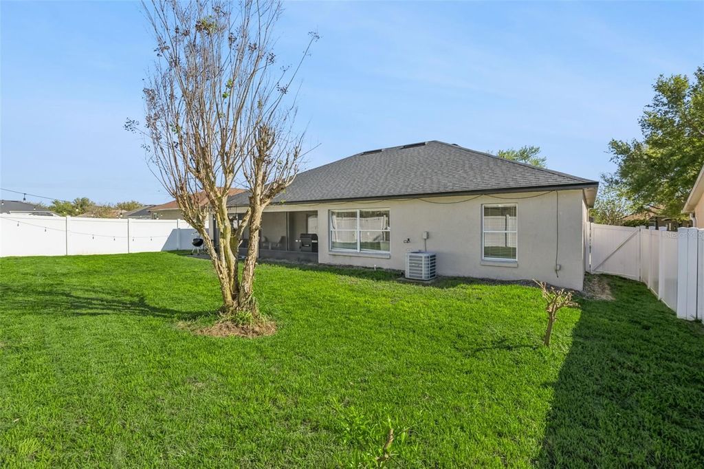 Image 37 of property listing at 511 LAKE SUMNER DRIVE, Groveland, FL 34736
