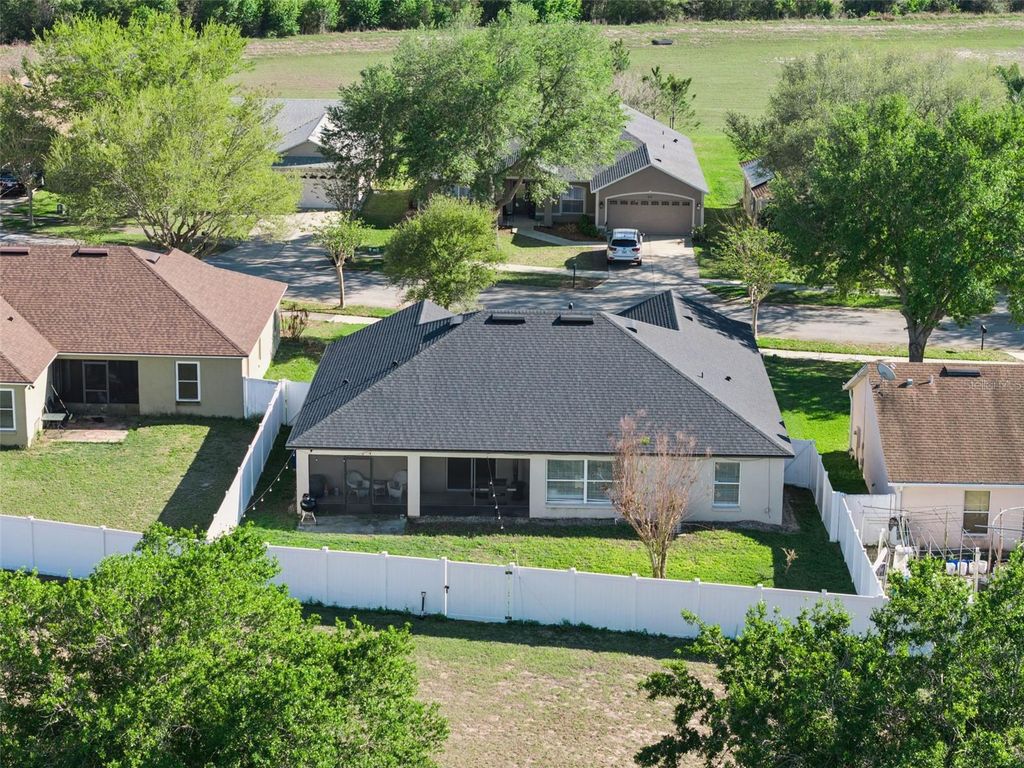 Image 38 of property listing at 511 LAKE SUMNER DRIVE, Groveland, FL 34736