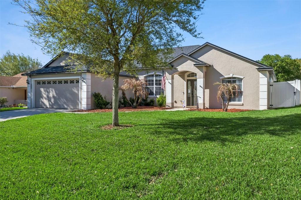Image 5 of property listing at 511 LAKE SUMNER DRIVE, Groveland, FL 34736