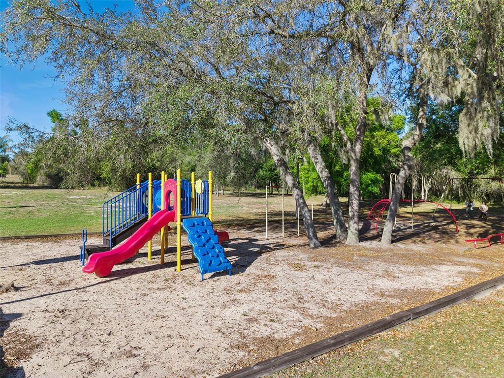Image 49 of property listing at 511 LAKE SUMNER DRIVE, Groveland, FL 34736