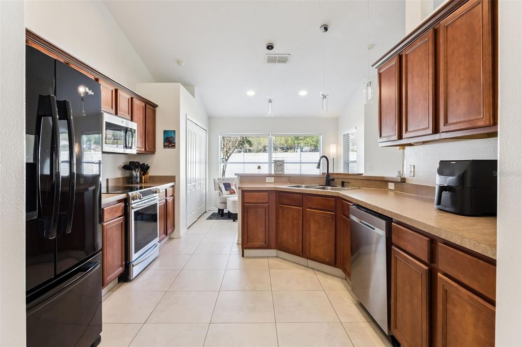 Image 10 of property listing at 511 LAKE SUMNER DRIVE, Groveland, FL 34736