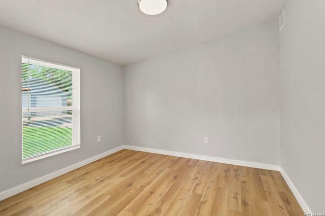 1126 W LULLWOOD AVE, San Antonio, TX 78201