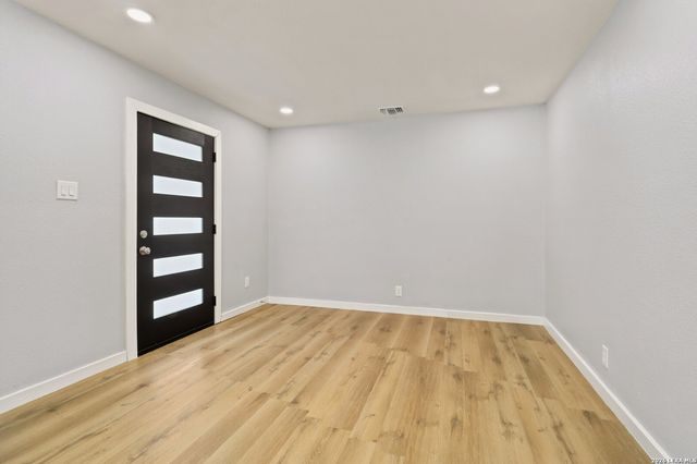 1126 W LULLWOOD AVE, San Antonio, TX 78201