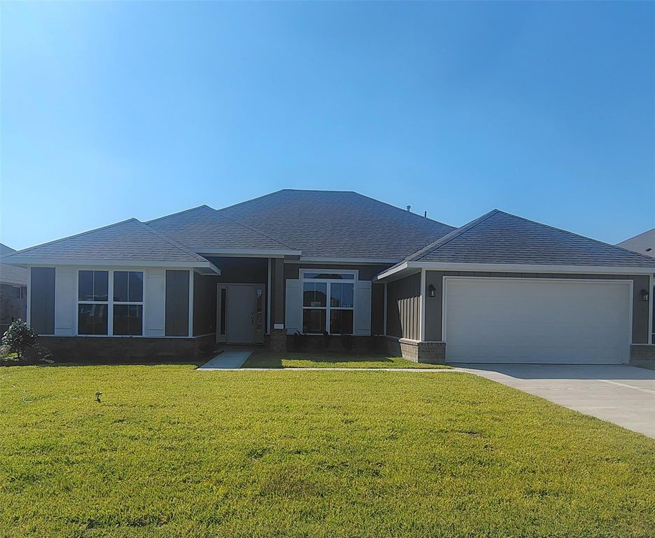 9 Keystone Court, Angleton, TX 77515