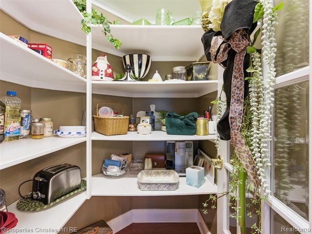 390 E Square Lake Road, Troy, MI 48085