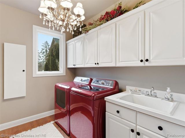 390 E Square Lake Road, Troy, MI 48085