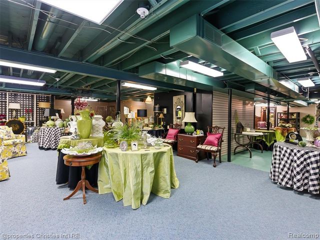 390 E Square Lake Road, Troy, MI 48085