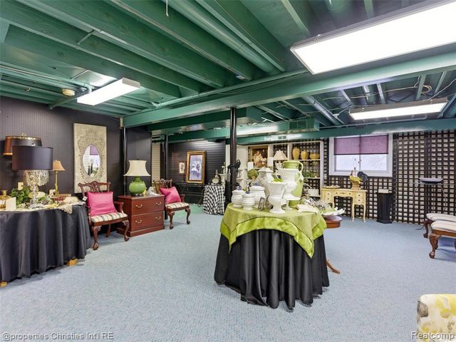 390 E Square Lake Road, Troy, MI 48085