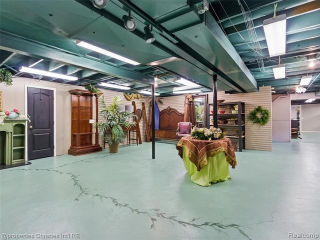 390 E Square Lake Road, Troy, MI 48085