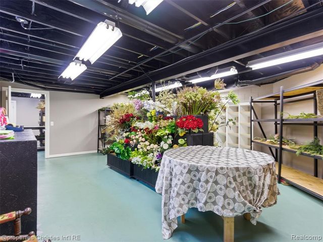 390 E Square Lake Road, Troy, MI 48085