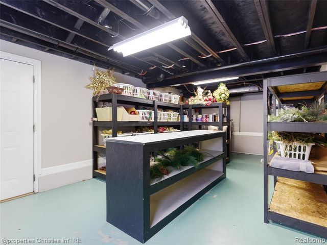 390 E Square Lake Road, Troy, MI 48085