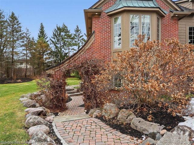 390 E Square Lake Road, Troy, MI 48085