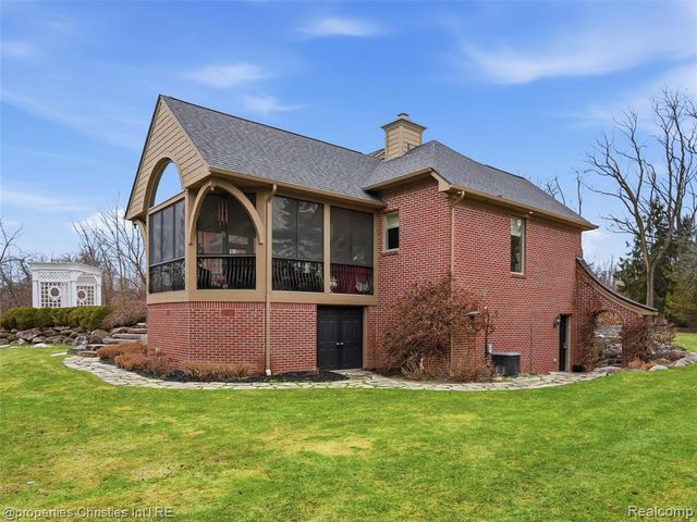 390 E Square Lake Road, Troy, MI 48085
