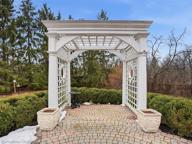 390 E Square Lake Road, Troy, MI 48085