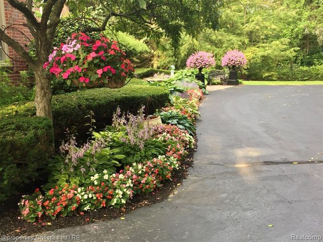 390 E Square Lake Road, Troy, MI 48085