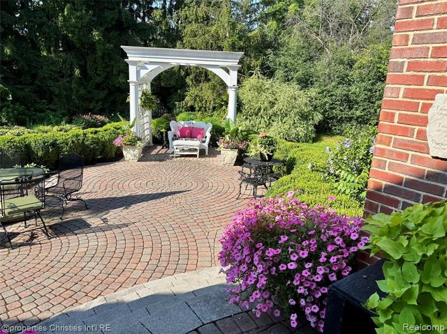 390 E Square Lake Road, Troy, MI 48085