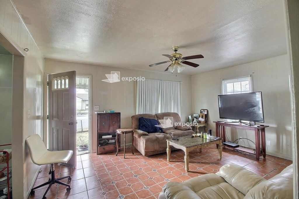 1432 S Meridian, Wichita, KS 67213