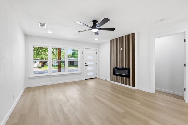 2109 Hedgerow Street, Arlington, TX 76010