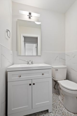2734 W Fargo Avenue, Chicago, IL 60645
