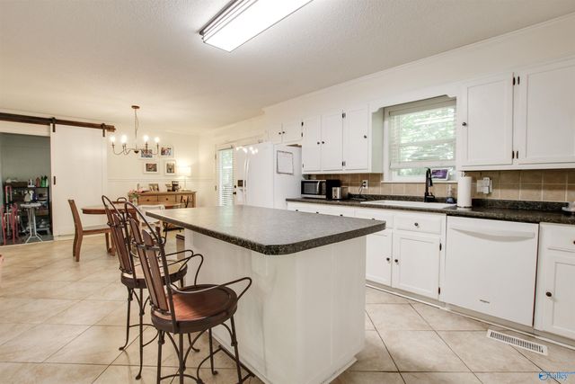 2123 NW Thunderbird Street NW, Hartselle, AL 35640