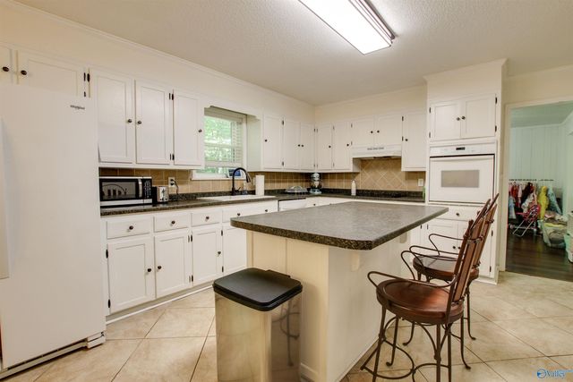 2123 NW Thunderbird Street NW, Hartselle, AL 35640