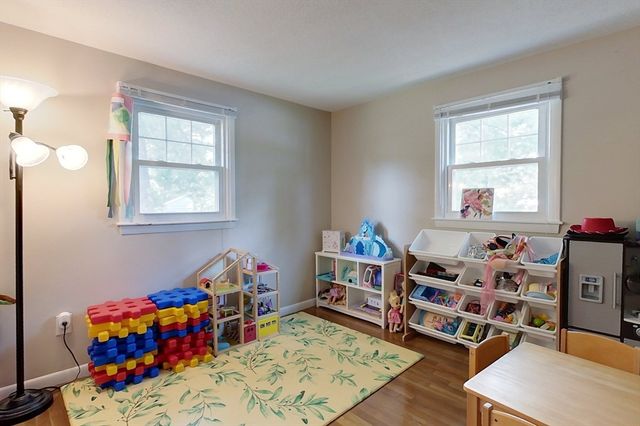 12 Pine St, Pepperell, MA 01463