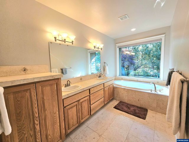 1395 West Meadows Dr NW, Salem, OR 97304