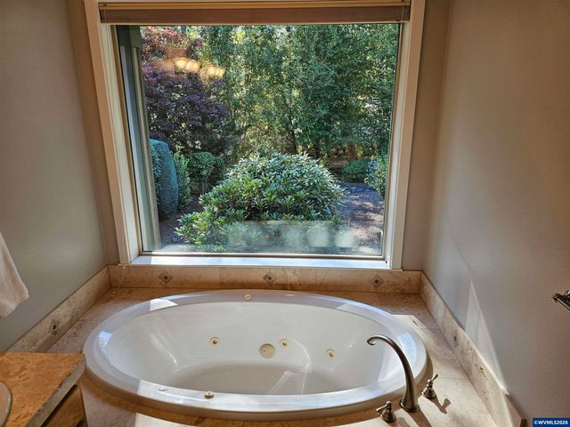 1395 West Meadows Dr NW, Salem, OR 97304