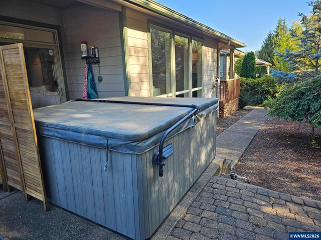 1395 West Meadows Dr NW, Salem, OR 97304