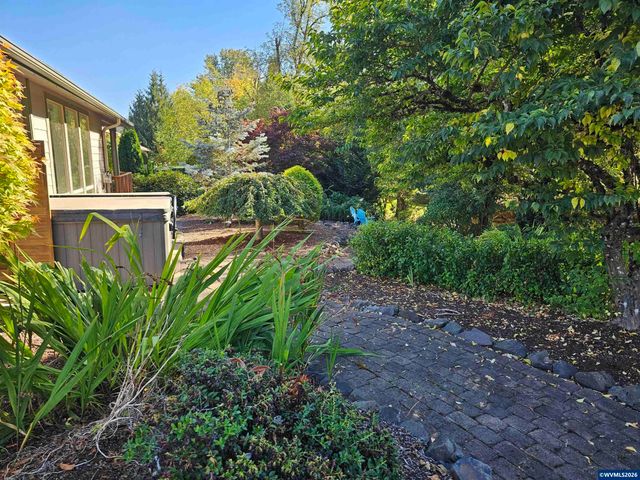 1395 West Meadows Dr NW, Salem, OR 97304