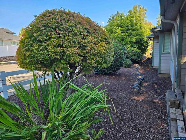 1395 West Meadows Dr NW, Salem, OR 97304