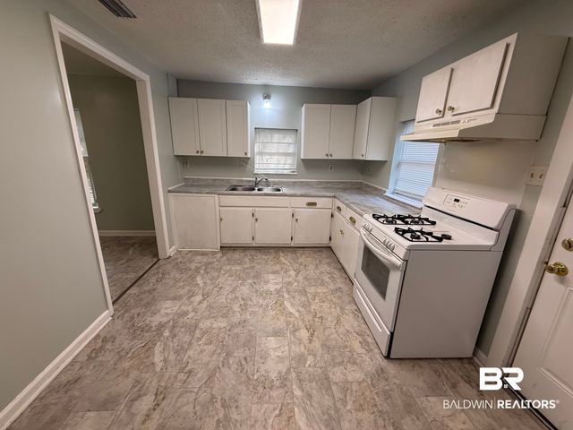 553 4th Avenue, Chickasaw, AL 36611