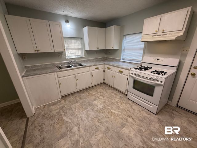 553 4th Avenue, Chickasaw, AL 36611
