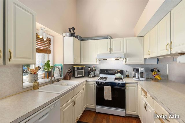 1860 Sandrel Drive, Grand Rapids, MI 49505