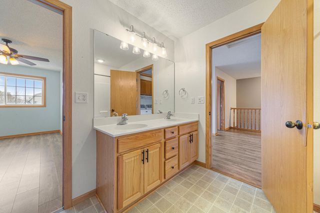 1867 Bridgewater Boulevard S, Cambridge, MN 55008