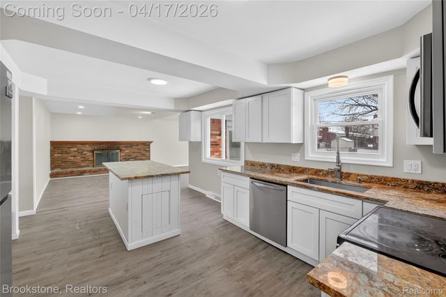 30310 Valenti Drive, Warren, MI 48088