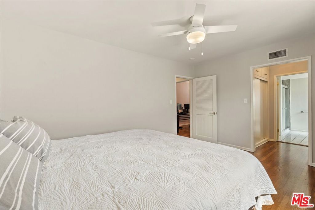 Image 12 of property listing at 9313 Hayvenhurst Avenue, North Hills, CA 91343