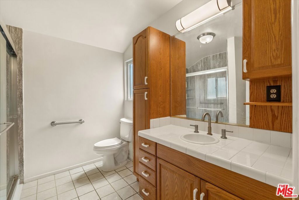 Image 13 of property listing at 9313 Hayvenhurst Avenue, North Hills, CA 91343
