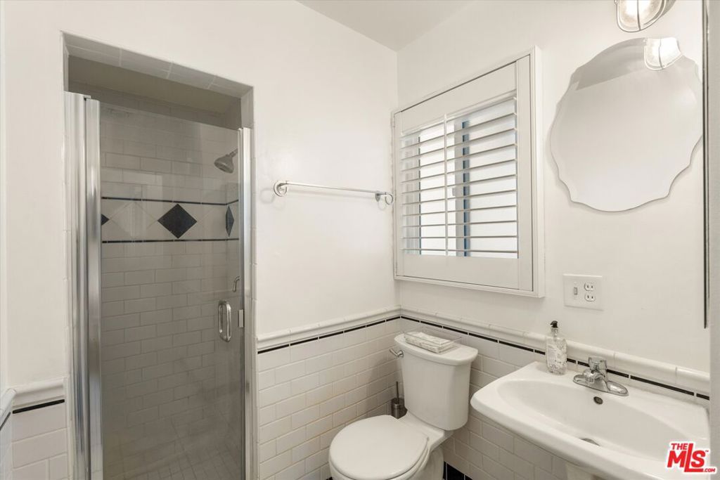 Image 17 of property listing at 9313 Hayvenhurst Avenue, North Hills, CA 91343