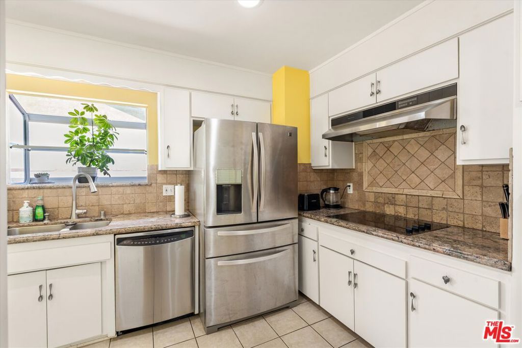 Image 18 of property listing at 9313 Hayvenhurst Avenue, North Hills, CA 91343