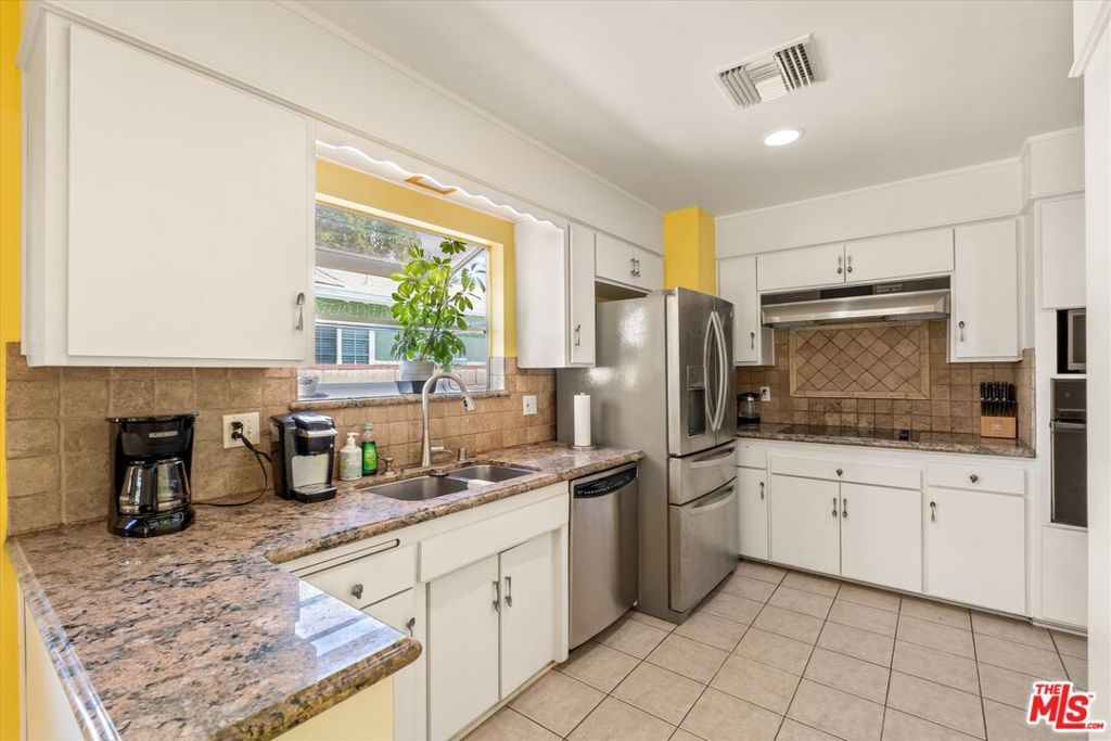 Image 19 of property listing at 9313 Hayvenhurst Avenue, North Hills, CA 91343