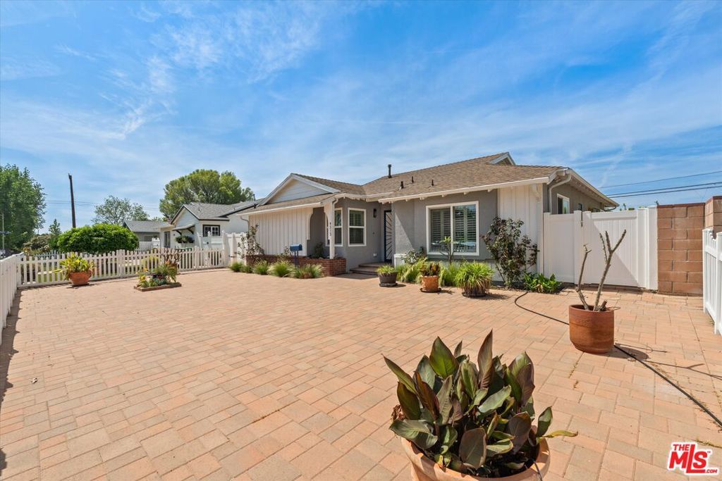 Image 2 of property listing at 9313 Hayvenhurst Avenue, North Hills, CA 91343