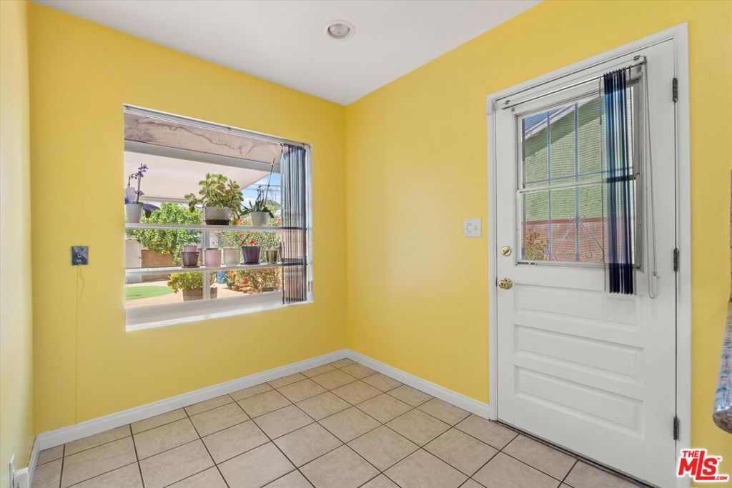 Image 21 of property listing at 9313 Hayvenhurst Avenue, North Hills, CA 91343