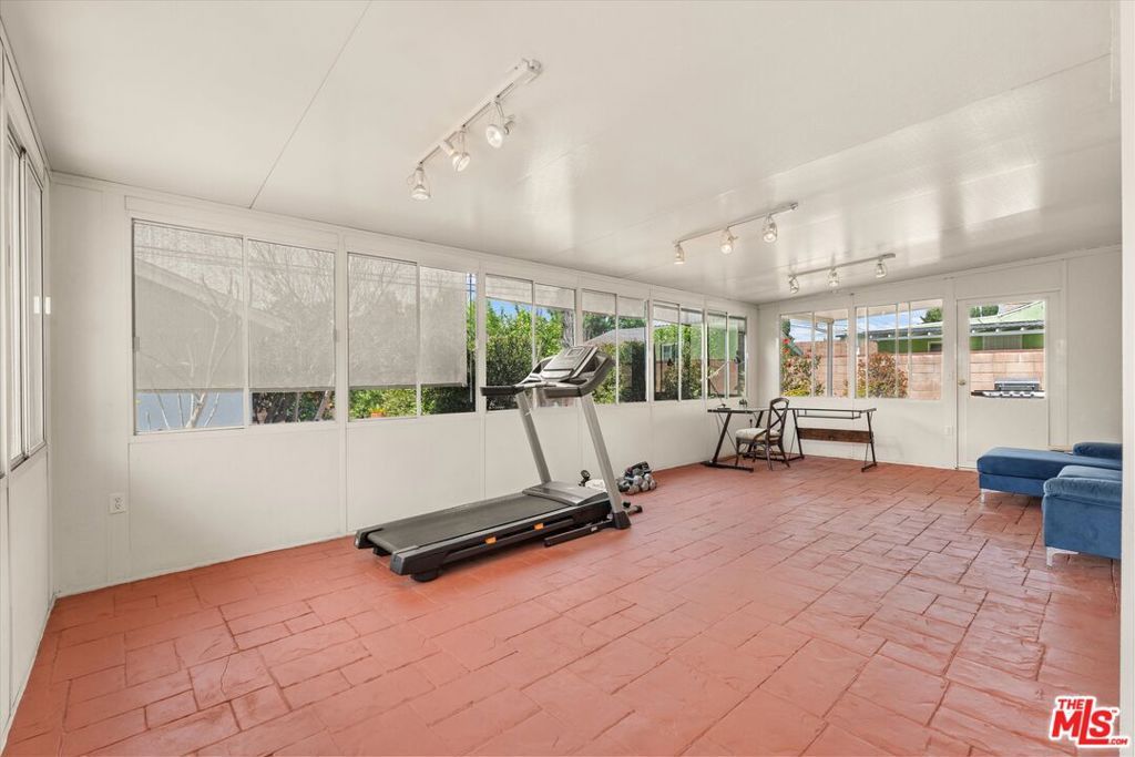 Image 23 of property listing at 9313 Hayvenhurst Avenue, North Hills, CA 91343