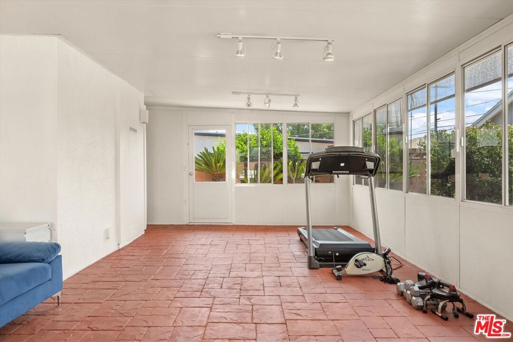 Image 24 of property listing at 9313 Hayvenhurst Avenue, North Hills, CA 91343