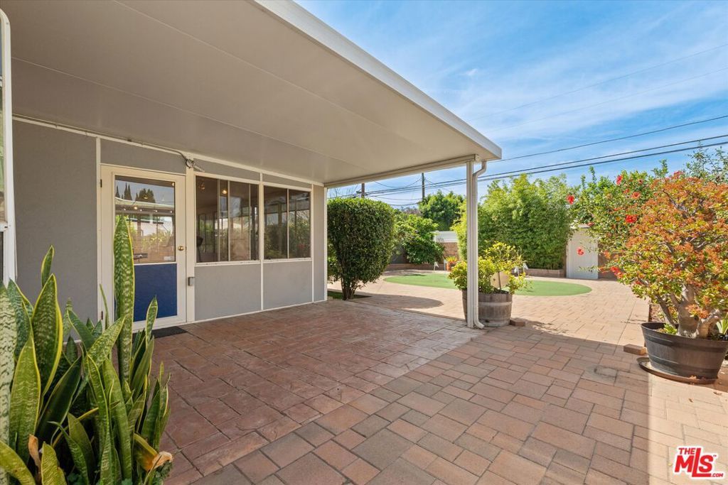 Image 25 of property listing at 9313 Hayvenhurst Avenue, North Hills, CA 91343