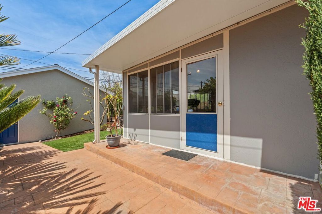 Image 26 of property listing at 9313 Hayvenhurst Avenue, North Hills, CA 91343