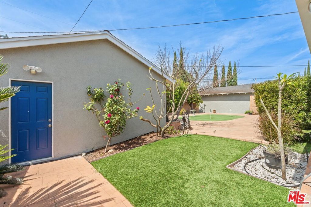 Image 27 of property listing at 9313 Hayvenhurst Avenue, North Hills, CA 91343