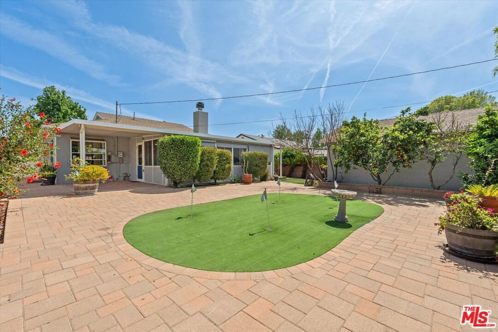 Image 28 of property listing at 9313 Hayvenhurst Avenue, North Hills, CA 91343