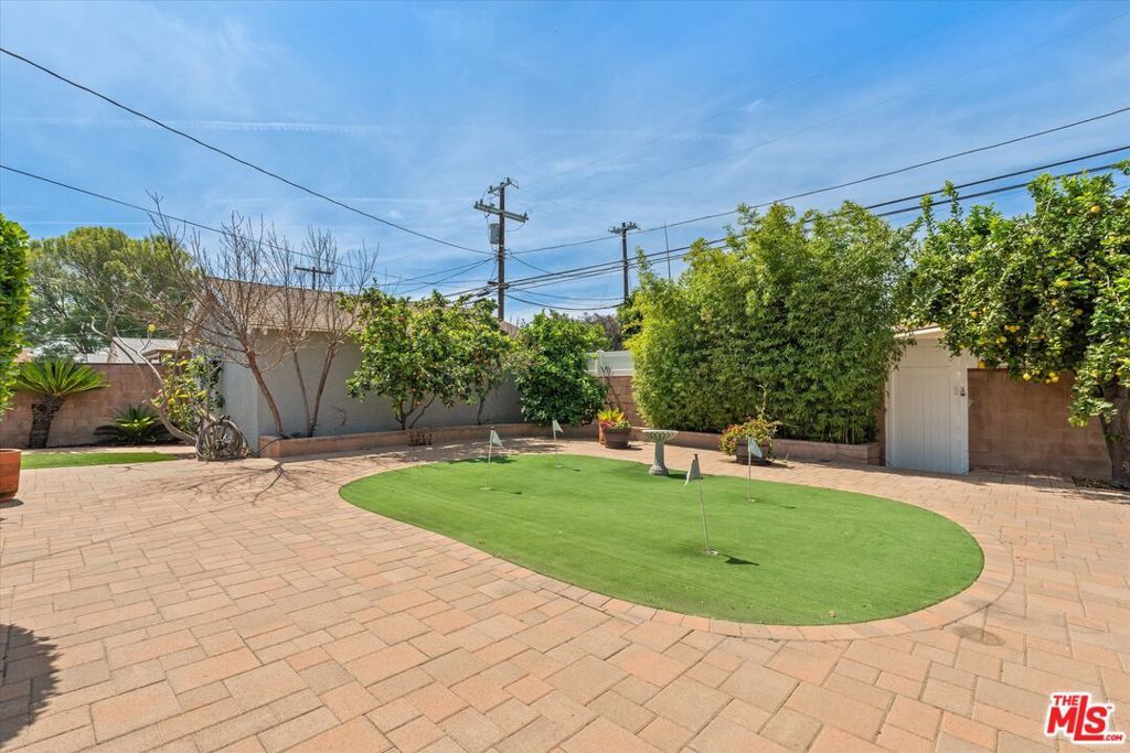 Image 29 of property listing at 9313 Hayvenhurst Avenue, North Hills, CA 91343